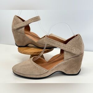 L'AMOUR DES PIEDS Taupe suede ORVA closed toe wedge sandals size 9